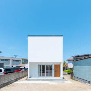 土崎の家 | 潔いファサードが目を引く開放的なシンプルハウス
